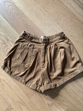 Doen Caramel Brown High-Waist Pleated Shorts